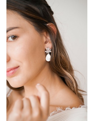 Pura - Floral and mother-of-pearl drop earrings de pas cher