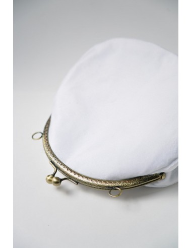 Velours - Simple and elegant bridal clutch chez Cornerstreet bien 